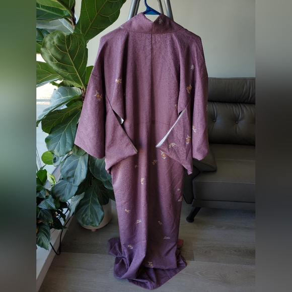 Traditional Japanese Vintage Women's Kimono (Purple/Plum Floral) - Made in Japan - Picture 4 of 14